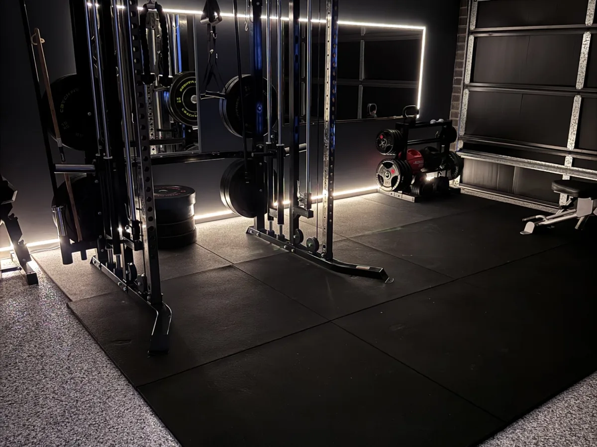 Fully equipped private home studio in Collingwood Park with a rack, weights and bench